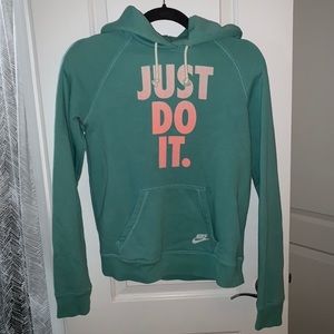Nike pull over women’s size small
